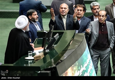 اعتراض جمعی از نمایندگان اصفهان به حجت‌الاسلام حسن روحانی رئیس جمهور در جلسه تقدیم لایحه بودجه سال ۱۳۹۸ به مجلس