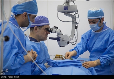 سید حسن قاضی‌زاده هاشمی ۷ شهریور ماه در سفر به شهرستان زلزله زده ثلاث‌باجانی تعدادی از بیماران چشم را به صورت رایگان عمل کرد.
