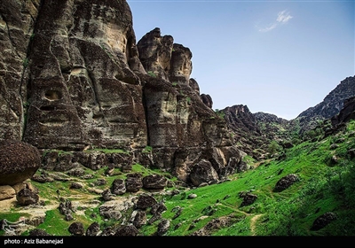 هفت حوض در نزدیکی روستای پیرجد از توابع شهرستان خرم آباد است که منطقه ای زیبا و شامل صخره های مخملی و صیقلی است. در مسیر رودخانه این منطقه حوضچه های زیادی وجود دارد که به هفت حوض معروف شده است. 