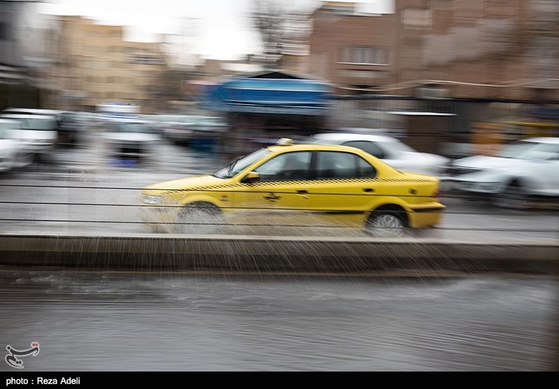 بارش باران در محورهای منتهی به 12 شهرستان در استان فارس؛ جاده‌ها لغزنده است
