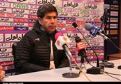 اصفهان| کریم قنبری: روی قولی که به بازیکنانم دادم هستم و میدان را خالی نمی‌کنم/ میان ما و سایر تیم‌ها مبارزه نابرابری در جریان است