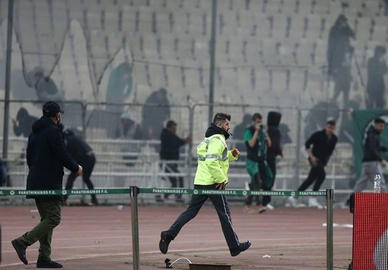 فوتبال جهان| حمله هواداران به نیمکت المپیاکوس و بازداشت 8 هوادار + عکس
