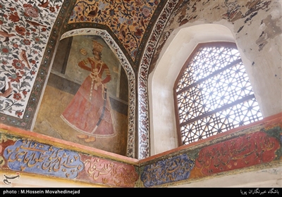 کوشک قاجاری با نقاشی‌های زیبای سقفی و دیواری نیز در انتهای باغ و خارج از محور تقارن باغ واقع است. 