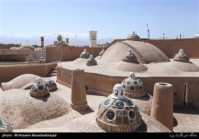 شواهد و آثار به دست آمده از این حمام، پیشینه آن را به دوران سلجوقیان نسبت می دهند