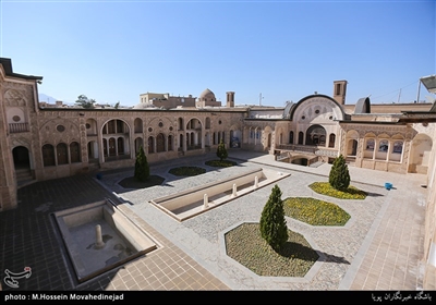 عنوان تصویرمجموعه خانه تاریخی طباطبایی‌ها با ۴۷۰۰ مترمربع وسعت دارای ۴۰ اتاق، ۴ حیاط، ۴ سرداب (زیرزمین)، ۳ بادگیر و ۲ رشته قنات است