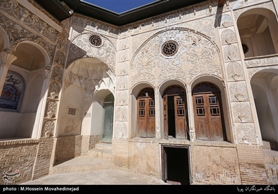 آب خانه از دو رشته قنات دولت‌آبادی و نصرآبادی تأمین می‌شد. خانه طباطبایی دارای ۵ درب ورودی است که ورودی اصلی به دو ورودی اندرونی و بیرونی در قسمت هشتی تقسیم می‌شود. علت پیچ و خم‌های راهروهای ورودی جهت شکستن اختلاف ارتفاع و نداشتن دید مستقیم است.