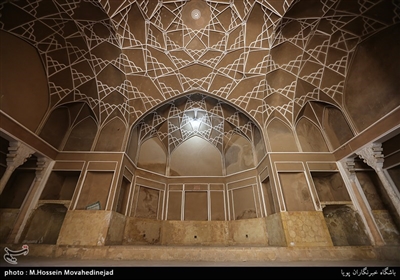 خانه‌ عباسیان به لحاظ معماری، طرحی بسیار قوی و غنی دارد و در آن از تزیینات گچ بری و نقاشی و تزیینات معماری اسلامی استفاده شده است 