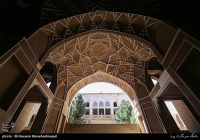 خانه‌ عباسیان به لحاظ معماری، طرحی بسیار قوی و غنی دارد و در آن از تزیینات گچ بری و نقاشی و تزیینات معماری اسلامی استفاده شده است 
