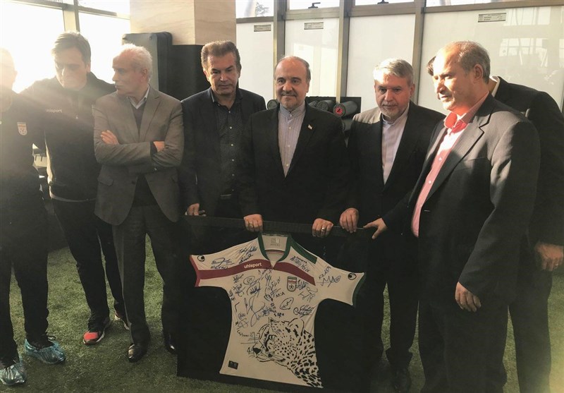 حاشیه حضور وزیر ورزش در اردوی تیم امید| شوخی وزیر با تاج و هدیه ملی‌پوشان به سلطانی‌فر