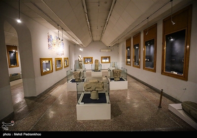 دارای شش تالار بزرگ است و آثار به نمایش درآمده در آن حاصل بخشی از حفاریهای منطقه شوش و چغازنبیل می باشد.