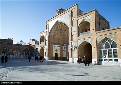 مسجد امام خمینی (ره) یکی از بناهای تاریخی و دیدنی شهرستان بروجرد است که در مرکز شهر در میانه راسته‌بازار یا همان بازار قدیمی بروجرد قرار دارد