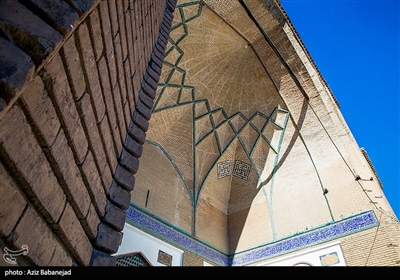 این مسجد یکی از بزرگ‌ترین مساجد تاریخی کشور است به‌گونه‌ای که بر اساس اسناد تاریخی این مسجد در زمان فتحعلی شاه قاجار بر روی ویرانه‌های یک مسجد قدیمی دیگر ساخته‌شده است.