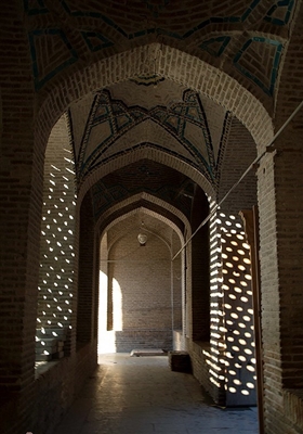 مسجد امام خمینی (ره) بروجرد با وسعتی بیش از هفت هزار مترمربع بزرگ‌ترین مسجد تاریخی غرب کشور محسوب می‌شود.