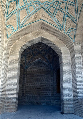 مسجد امام خمینی (ره) یکی از بناهای تاریخی و دیدنی شهرستان بروجرد است که در مرکز شهر در میانه راسته‌بازار یا همان بازار قدیمی بروجرد قرار دارد