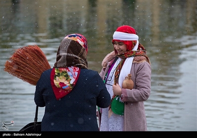 جارو زدن آب، قیچی کردن آب، رها کردن کفش های کهنه در آب و سه بار از عرض رودخانه رد شدن از جمله کارهایی است که در این مراسم توسط مردم انجام می شود.