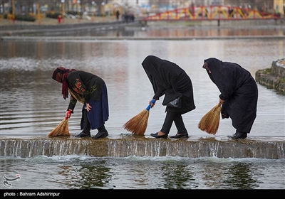 جارو زدن آب، قیچی کردن آب، رها کردن کفش های کهنه در آب و سه بار از عرض رودخانه رد شدن از جمله کارهایی است که در این مراسم توسط مردم انجام می شود.