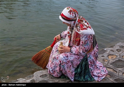 جارو زدن آب، قیچی کردن آب، رها کردن کفش های کهنه در آب و سه بار از عرض رودخانه رد شدن از جمله کارهایی است که در این مراسم توسط مردم انجام می شود.