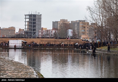 جارو زدن آب، قیچی کردن آب، رها کردن کفش های کهنه در آب و سه بار از عرض رودخانه رد شدن از جمله کارهایی است که در این مراسم توسط مردم انجام می شود.