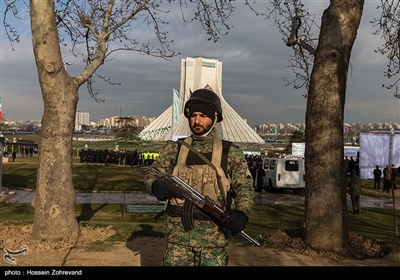 یکی از نیروهای تامین در رزمایش طرح نوروزی فرماندهی انتظامی تهران بزرگ مستقر در میدان آزادی