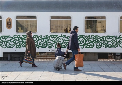 مسافران نوروزی در ایستگاه راه آهن قم