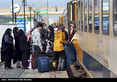 مسافران نوروزی در ایستگاه راه آهن قم