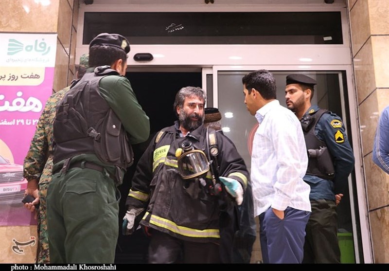 عملیات اطفای حریق فروشگاه زنجیره‌ای در کرمان به روایت تصویر