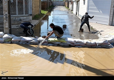 الأجهزة الحکومیة تقدم مساعدات اغاثیة الى المناطق المتضررة من السیول شمال ایران