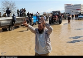 الأجهزة الحکومیة تقدم مساعدات اغاثیة الى المناطق المتضررة من السیول شمال ایران