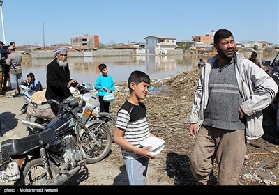 الأجهزة الحکومیة تقدم مساعدات اغاثیة الى المناطق المتضررة من السیول شمال ایران