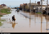 الأجهزة الحکومیة تقدم مساعدات اغاثیة الى المناطق المتضررة من السیول شمال ایران