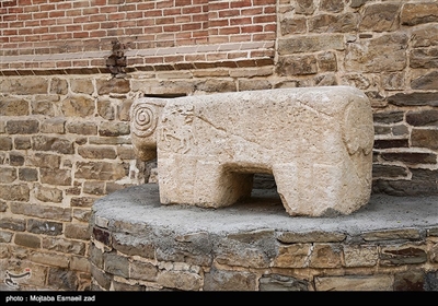 ساختمان کنونی کلیسای ننه مریم به ویژه گنبدها طاقها و پایه‌های آن بر اساس نظر کارشناسان باستان‌شناسی متعلق به دوره ساسانی است و معماری داخلی آن آمیزه‌ای از معماری ساسانی و پارتی است.