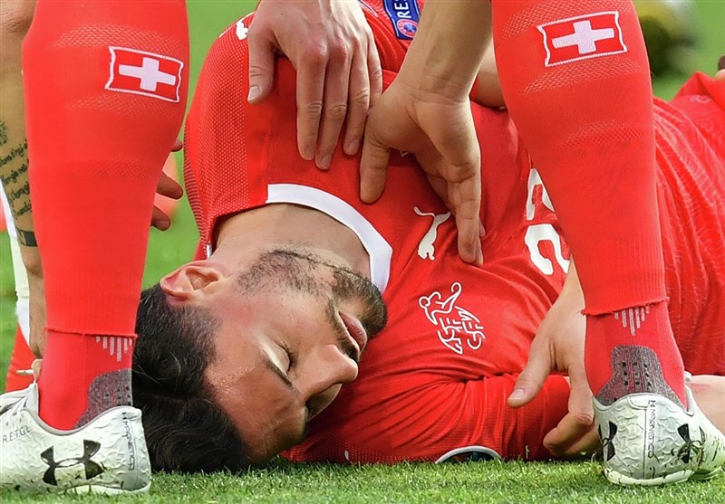 فوتبال جهان| کمک حیاتی بازیکن گرجستان پس از دست رفتن هوشیاری بازیکن سوئیس در بازی انتخابی یورو 2020 + عکس