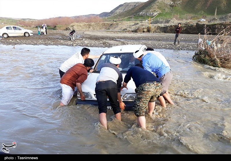 حضور جهادی روحانیون بجنوردی در مناطق سیل‌زده راز و جرگلان به روایت تصویر