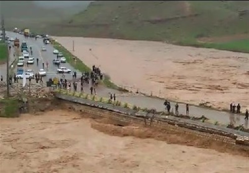 پل افرینه زیرآب رفت؛ آب‌گرفتگی 3 روستا در لرستان