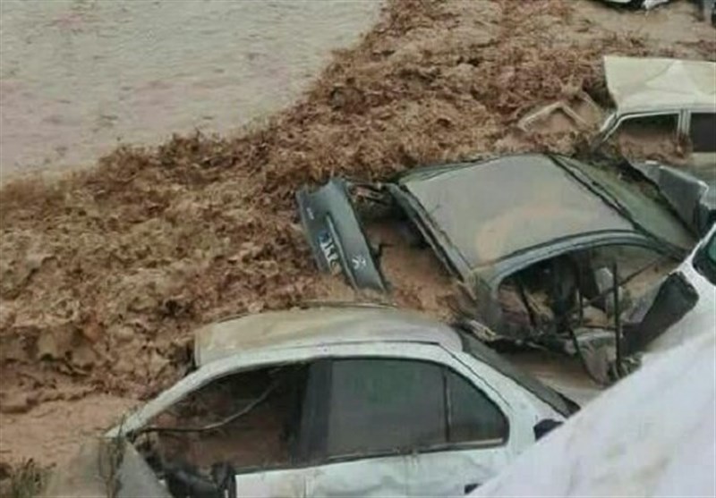 ورود سیلاب به شرق شیراز؛ طغیان رودخانه‌ها و احتمال رانش زمین/در محله سعدی آب وارد منازل مردم شد‌