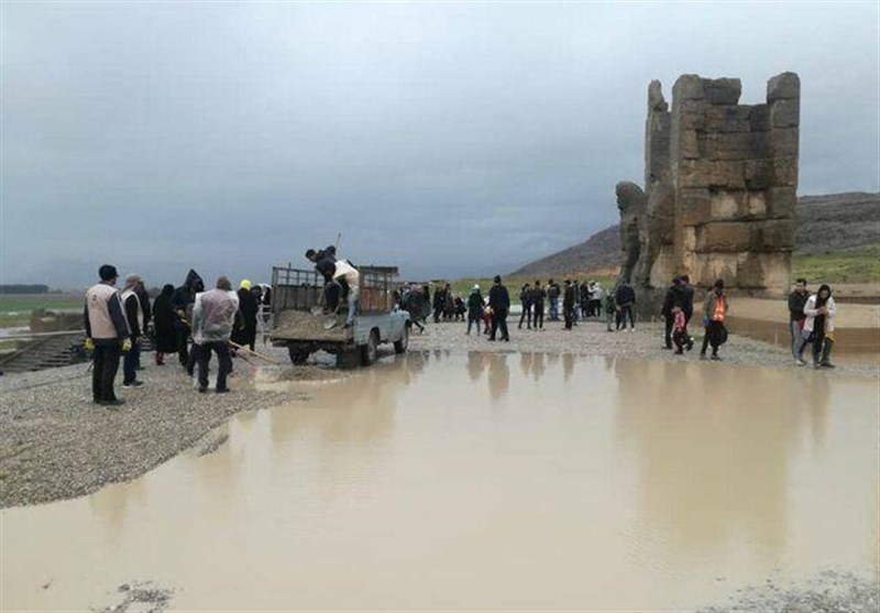 بالصور..&quot;تخت جمشید&quot; فی محافظة فارس بعد انحسار السیول