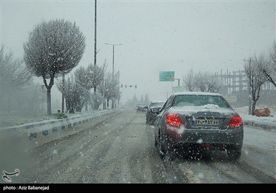 بارش برف در جاده ازنا درود - خرم آباد