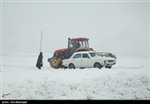 امدادرسانی به 75 خودرو گرفتار شده در برف؛ مسیرهای مسدود شده شهرستان کوهرنگ بازگشایی شد