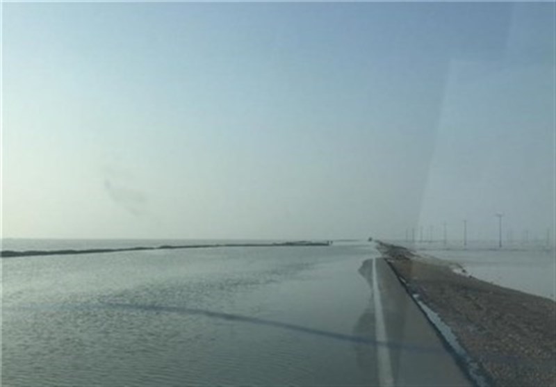 طغیان رودخانه محور ساحلی گناوه به بوشهر را مسدود کرد