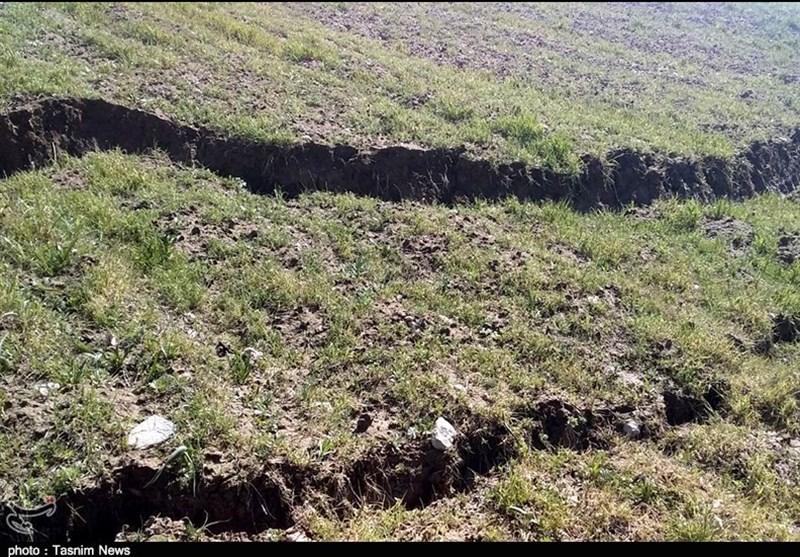 رانش زمین در روستای «بابا محمود» خرم آباد؛ جان مردم در خطر است + فیلم