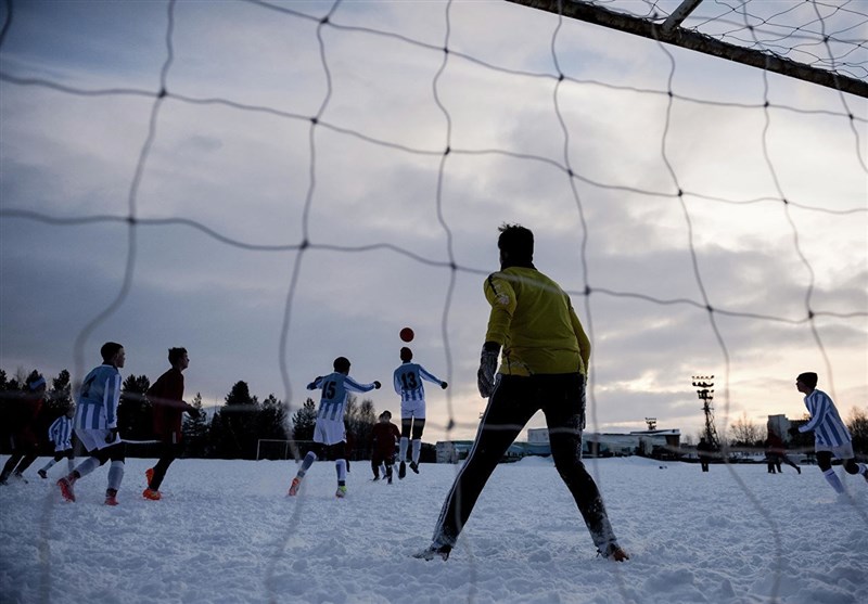 فوتبال جهان| روایت یوفا از فوتبال در برف و شب قطب شمال در مونچه‌گورسک + عکس