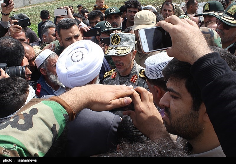 دیدار صمیمانه رئیس ستاد کل نیروهای مسلح با مردم سیل زده پلدختر