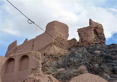 باران بخشی از دیوارهای غربی قلعه تاریخی اردان تفت را تخریب کرد