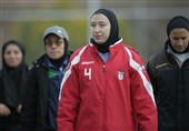 سرمربی تیم فوتبال بانوان در گفت‌وگو با ایندیپندنت: حجاب انگیزه ورزشکاران را بیشتر می‌کند/ همیشه عاشق ایران بودم