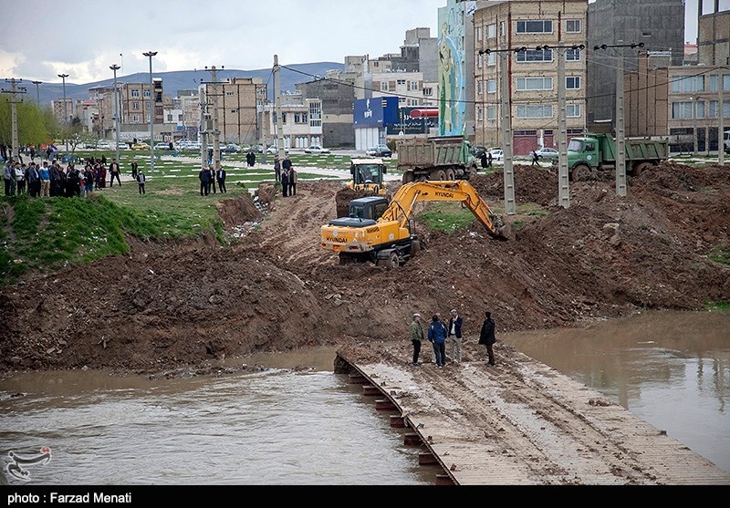 پل فلزی رودخانه قره‌سو در کرمانشاه تخریب شد + تصاویر