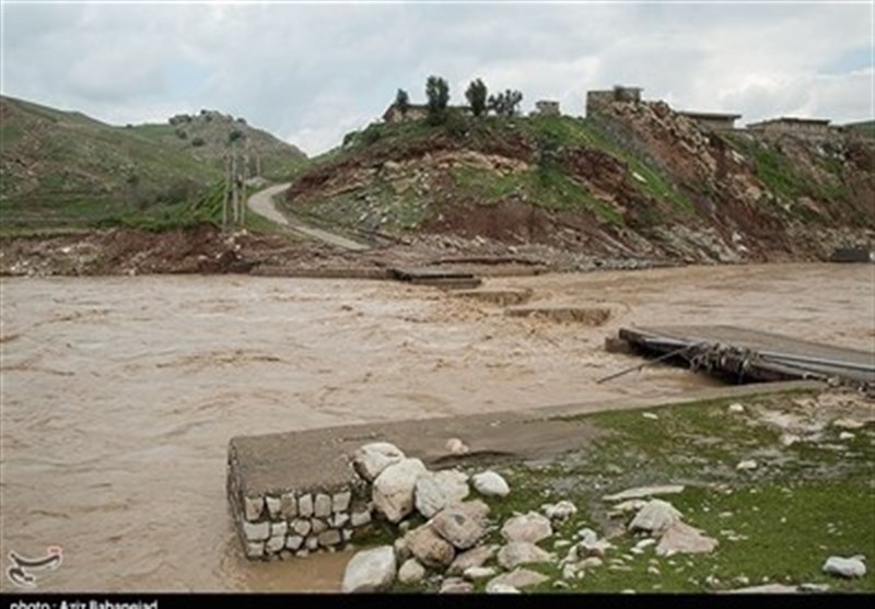 سیلاب راه ارتباطی 3 روستای پلدختر را قطع کرد/ حجم سیلاب در 2 منطقه زیاد است + فیلم