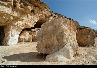 غار سنگ‌شکنان جهرم که به نام "سنگ‌اِشکن" معروف است، بزرگ‌ترین غار دست‌ساز خاورمیانه و یکی از زیباترین غارهای مصنوعی جهان است