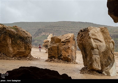 این غار دست ساز قدمتی بین 150 تا 200 سال دارد در 185 کیلومتری جنوب شرق شیراز واقع شده است.