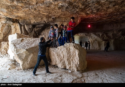 طول غار حدود ۳۵۰ متر و عرض آن ۱۵۰ متر است که وسعتی حدود ۴ هکتار را در بر می‌گیرد. ارتفاع آن ۳ تا ۴ متر است که در انتها به کمتر از یک متر می‌رسد و در مجموع دارای ۱۲ دهانه و ۱۰۰ ستون است. این غار دست ساز قدمتی بین 150 تا 200 سال دارد در 185 کیلومتری جنوب شرق شیراز واقع شده است.