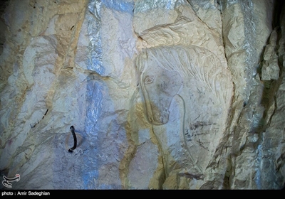 غار سنگ‌شکنان جهرم که به نام "سنگ‌اِشکن" معروف است، بزرگ‌ترین غار دست‌ساز خاورمیانه و یکی از زیباترین غارهای مصنوعی جهان است